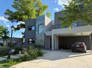 Casa · 245m² · 6 Ambientes · Casa - San Sebastian