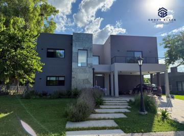 Casa · 245m² · 6 Ambientes · 2 Cocheras · Casa - San Sebastian