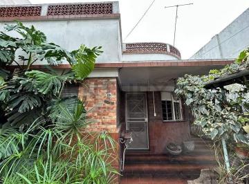 Casa · 116m² · 3 Ambientes · 1 Cochera · Venta Oportunidad Lote en Caseros