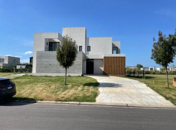 Casa · 330m² · 8 Ambientes · 2 Cocheras · Casa en Venta en Espectacular Barrio Cerrado
