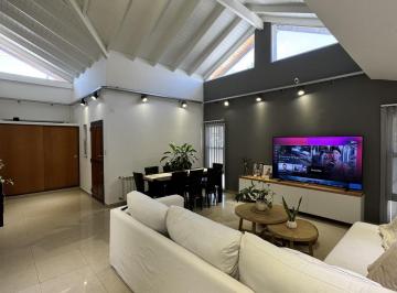Casa · 203m² · 4 Ambientes · 2 Cocheras · Casa 4 Ambientes en Venta Quilmes Centro Apta Credito con Pileta y Escritorio