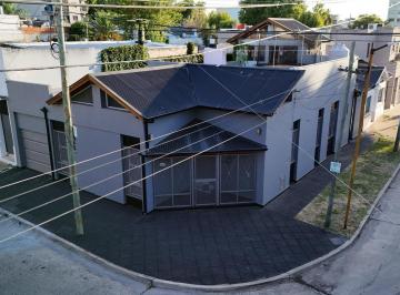 Casa · 203m² · 4 Ambientes · 2 Cocheras · Casa 4 Ambientes en Venta Quilmes Centro Apta Credito con Pileta y Escritorio