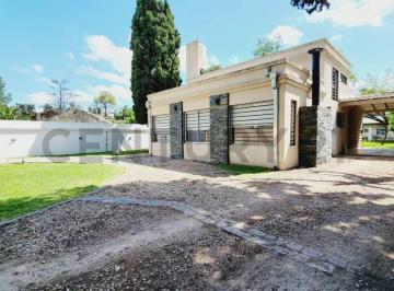 Casa · 227m² · 5 Ambientes · 3 Cocheras · Venta Casa 5 Amb Pileta Quincho A. Credito - Financiacion - Permuta