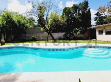 Casa · 227m² · 5 Ambientes · 3 Cocheras · Vta Casa 5 Amb Pileta Quincho Apto Credito - Permuta