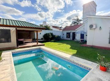 Casa · 220m² · 8 Ambientes · 2 Cocheras · Casa en Venta en Villa Belgrano con Pileta, Quincho y Tres Dorm.