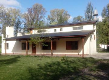 Casa · 194m² · 5 Ambientes · 2 Cocheras · Casa en Venta - 4 Dorm. 5 Baños - Cocheras - 2870 m² - Barrio Las Golondrinas
