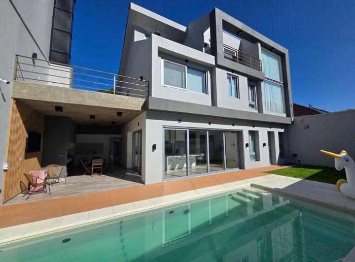 Casa · 390m² · 5 Ambientes · 1 Cochera