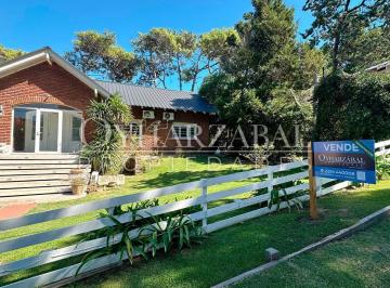 Casa · 220m² · 6 Ambientes · 2 Cocheras · Casa