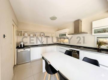 Casa · 217m² · 4 Ambientes · 1 Cochera · Casa en Venta Lujan de Cuyo