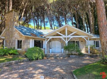 Casa · 320m² · 5 Dormitorios · 2 Cocheras · Casa en Venta - Carilo - Inmersa en El Bosque - 1.599 m² de Terreno