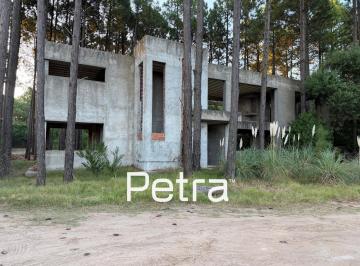 Casa · 223m² · 5 Ambientes · 2 Cocheras · Casa en Venta en Pinamar. a Terminar