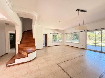 Casa · 250m² · 6 Ambientes · 4 Cocheras · Casa en Alquiler en Lote Central en Mapuche C. C