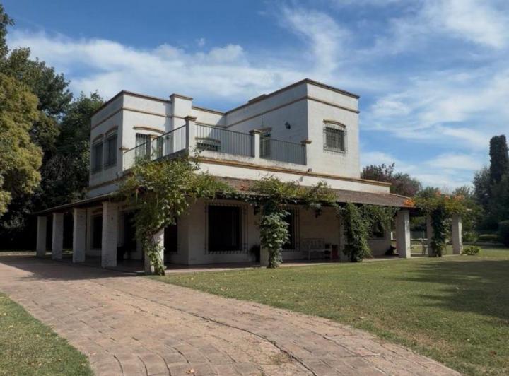Casa · 340m² · 8 Ambientes · 1 Cochera