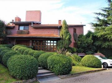 Casa · 480m² · 8 Ambientes · 2 Cocheras · Casa en Venta - 6 Dorm. 5 Baños - Patio Pileta Deposito - 1390 m² - Pilar
