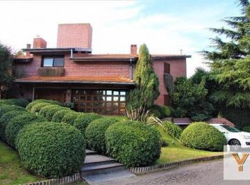 Casa · 480m² · 8 Ambientes · 2 Cocheras · Casa en Venta - 6 Dorm. 5 Baños - Patio Pileta Deposito - 1390 m² - Pilar