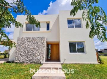 Casa · 249m² · 7 Ambientes · 2 Cocheras · Casa en Venta de 7 Ambientes con Pileta en Riberas Puertos Escobar