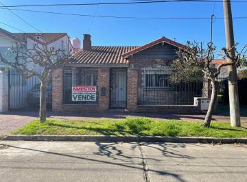 Casa de 3 ambientes, Quilmes · Casa con 2 Dorm. y 250 m² en Venta en Parque Bernal