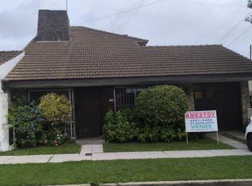Casa de 5 ambientes, Quilmes · Casa de 250 m² con 4 Dorm. en Venta en Parque Bernal