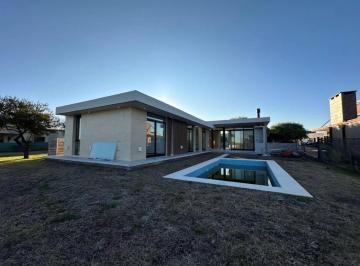 Casa · 145m² · 4 Ambientes · Casa Chalet en Venta en San Ramiro, Pilar del Este, Pilar