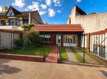 Casa · 130m² · 4 Ambientes · 1 Cochera · Casa Chalet en Venta en Lanús Este, Lanús, G. B. a. Zona Sur