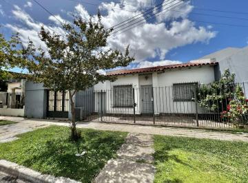 Casa de 5 ambientes, Ensenada · Casa con Patio y Cochera
