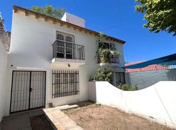 Casa · 161m² · 4 Ambientes · 1 Cochera · Casa Tipo Duplex en Venta en Godoy Cruz. Proximidad Sarmiento.