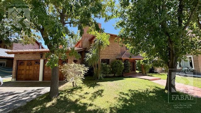 Casa · 253m² · 5 Ambientes · 2 Cocheras