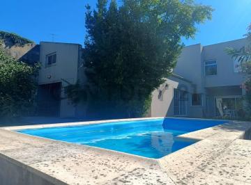 Casa · 300m² · 10 Ambientes · Venta de Importante Propiedad en Barrio Residencial