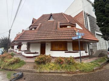 Casa · 130m² · 5 Ambientes · 1 Cochera · Venta Triplex, Santa Genoveva, Ameghino, Neuquen