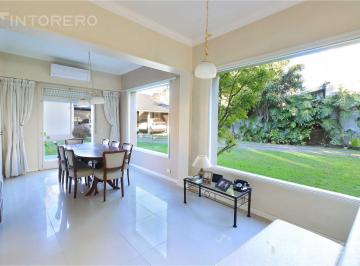 Casa · 260m² · 4 Ambientes · 3 Cocheras · Venta Casa 6amb Castelar Acepta Permuta Parque Piscina Cochera 600 m de Lote
