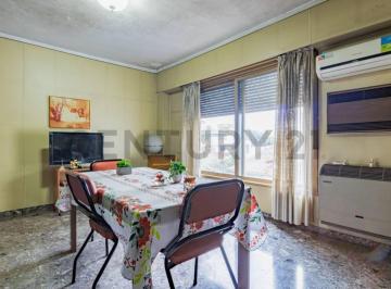 Casa · 286m² · 5 Ambientes · Vta Multifamiliar/caseros Apto Credito - Permuta