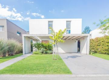 Casa · 215m² · 5 Ambientes · 2 Cocheras · Casa en Venta en Tipas 4 Dorm.