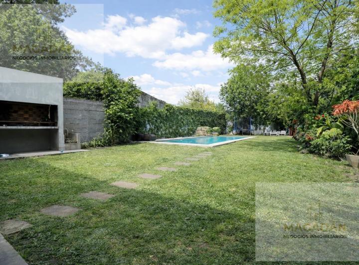 Casa · 195m² · 4 Ambientes · 2 Cocheras
