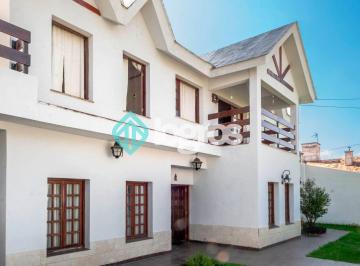 Casa de 7 ambientes, Salta · Casa en Venta – Grand Bourg – Salta