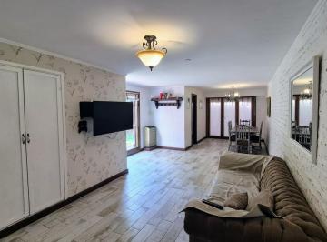 Casa · 211m² · 4 Ambientes · 3 Cocheras · Excelente Chalet en Parque Luro con Patio y Quincho