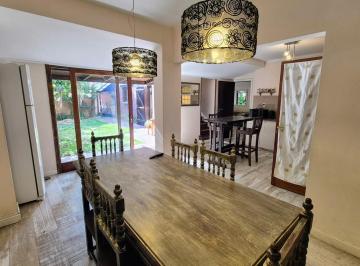 Casa · 211m² · 4 Ambientes · 3 Cocheras · Excelente Chalet en Parque Luro con Patio y Quincho