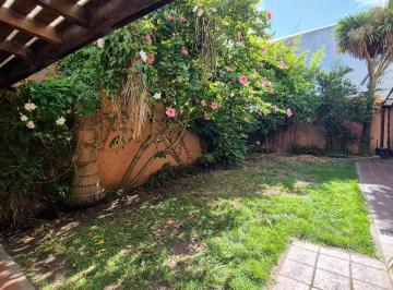Casa · 211m² · 4 Ambientes · 3 Cocheras · Excelente Chalet en Parque Luro con Patio y Quincho