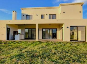 Casa · 220m² · 7 Ambientes · 4 Cocheras · Casa en Naudir Lote Interno