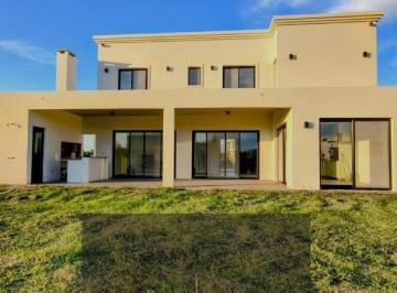 Casa · 220m² · 7 Ambientes · 4 Cocheras · Casa en Naudir Lote Interno