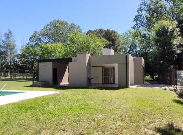 Casa · 80m² · 4 Ambientes · 1 Cochera · Venta de Casa de 3 Dorm. con Piscina - Funes