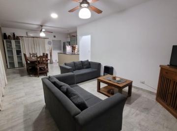 Casa · 80m² · 4 Ambientes · 1 Cochera · Venta de Casa de 3 Dorm. con Piscina - Funes