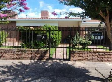 Casa · 206m² · 3 Dormitorios · 2 Cocheras · Se Vende Casa 3 Dorm. en Barrio La Cuesta