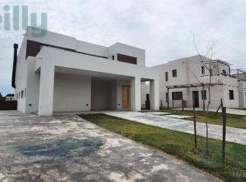 Casa · 240m² · 6 Ambientes · Casa en Venta o Alquiler a La Laguna en El Barrio Santa Ana, Villanueva. Tigre. a Estrenar