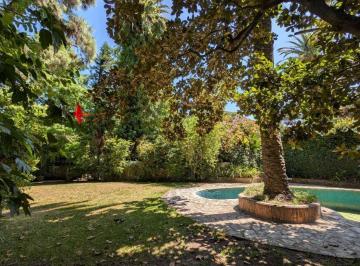 Casa · 302m² · 5 Ambientes · 2 Cocheras · Casa a Refaccionar 934 m² de Terreno, Jardin y Pileta en Barrancas de San Isidro