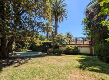 Casa · 302m² · 5 Ambientes · 2 Cocheras · Chalet con 934 m² de Terreno, Jardin y Pileta en Barrancas de San Isidro