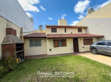 Casa · 94m² · 4 Ambientes · 1 Cochera · Chalet 4 Amb en Lo Mejor de Barrio Constitucion