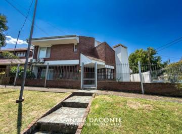 Casa · 228m² · 5 Ambientes · Imponente Chalet 5 Amb en Barrio San Carlos
