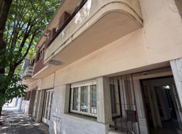 Casa · 200m² · 6 Ambientes · 1 Cochera · Dos Viviendas en Block! Zona Ferroautomora!