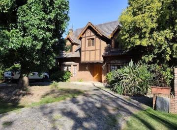 Casa de 9 ambientes, Pilar · Casa con Ascensor en Golfers Country Club, Lote de 1600 m² en Venta
