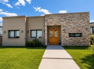 Casa · 110m² · 4 Ambientes · Casa Chalet en Venta en Santa Lucia, Pilar del Este, Pilar